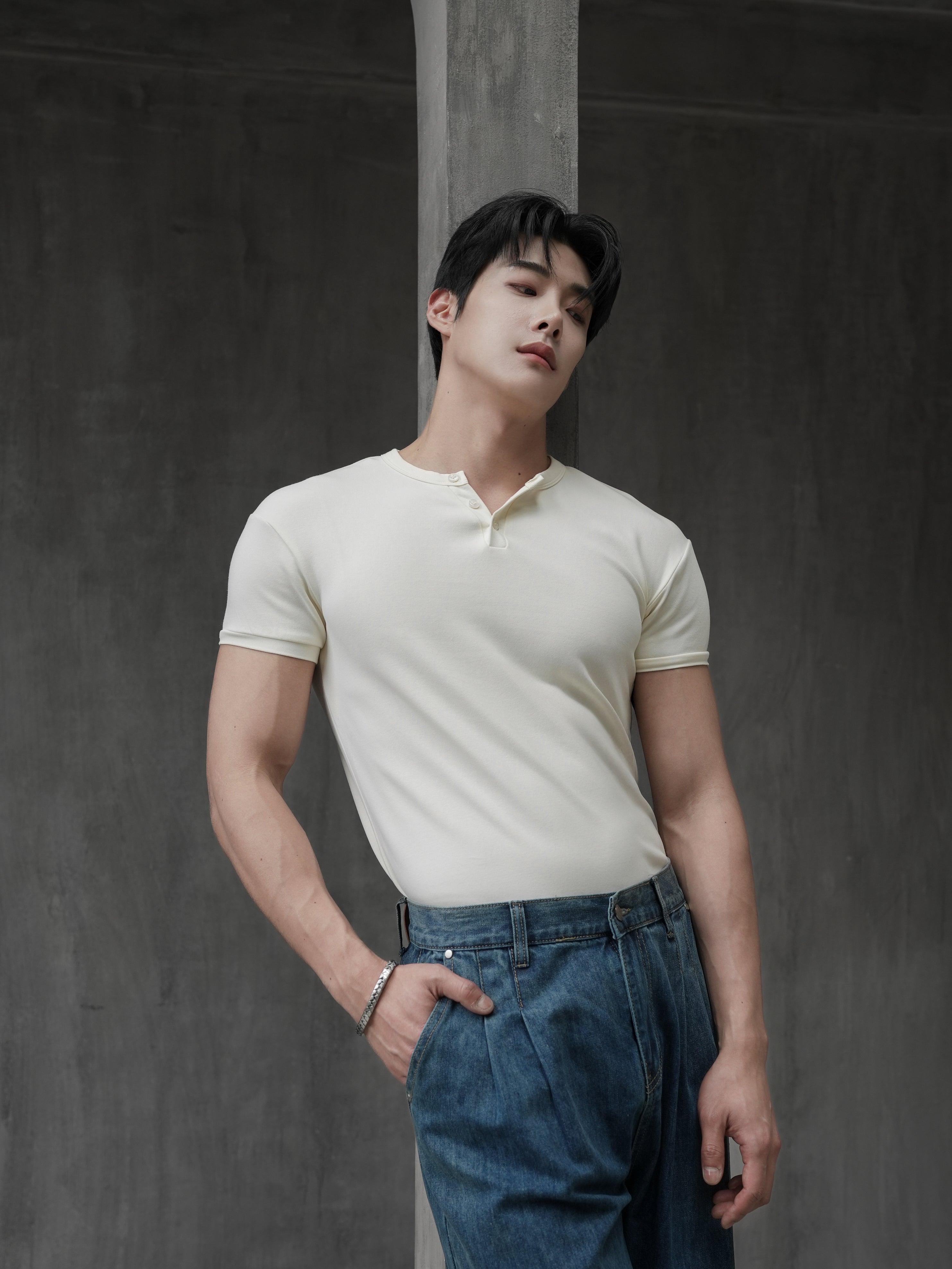 DANDY COSMO | Muscle Fit Henry Neck On Cloud T-Shirt