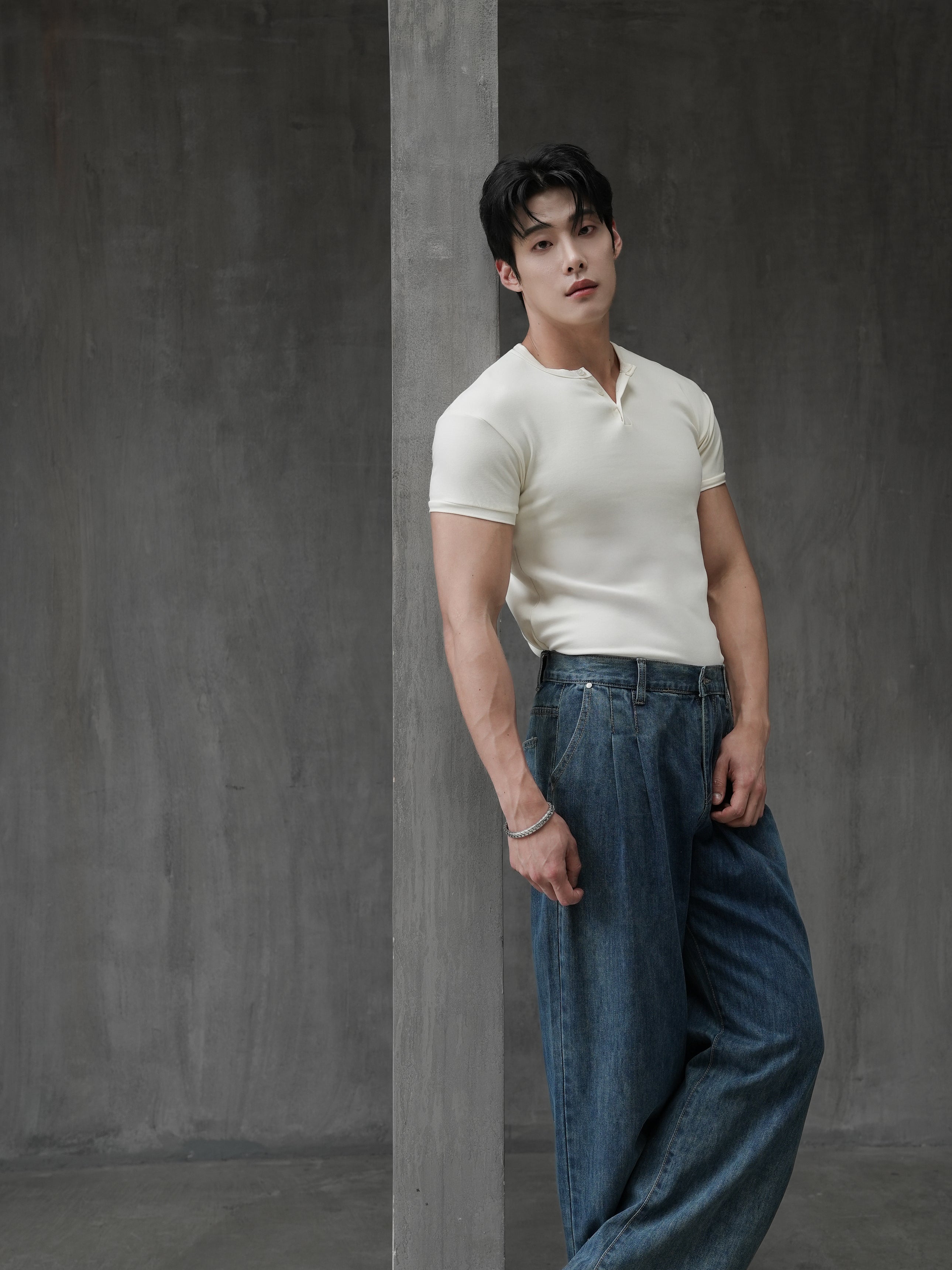 DANDY COSMO | Muscle Fit Henry Neck On Cloud T-Shirt